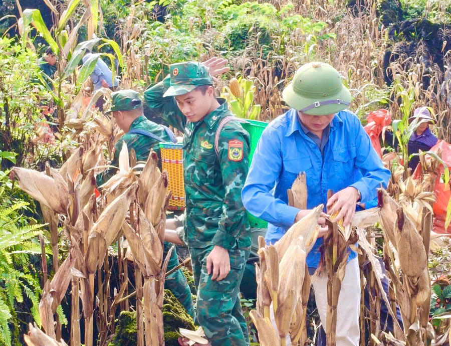 Những hoạt động thiết thực nhân dịp kỷ niệm Ngày Thương binh - Liệt sĩ thể hiện tinh thần trách nhiệm và sự tri ân sâu sắc của cán bộ, chiến sĩ Bộ đội Biên phòng đối với thế hệ cha anh đã cống hiến, hy sinh vì độc lập, tự do của Tổ quốc. (Ảnh: Hoàng Chính).