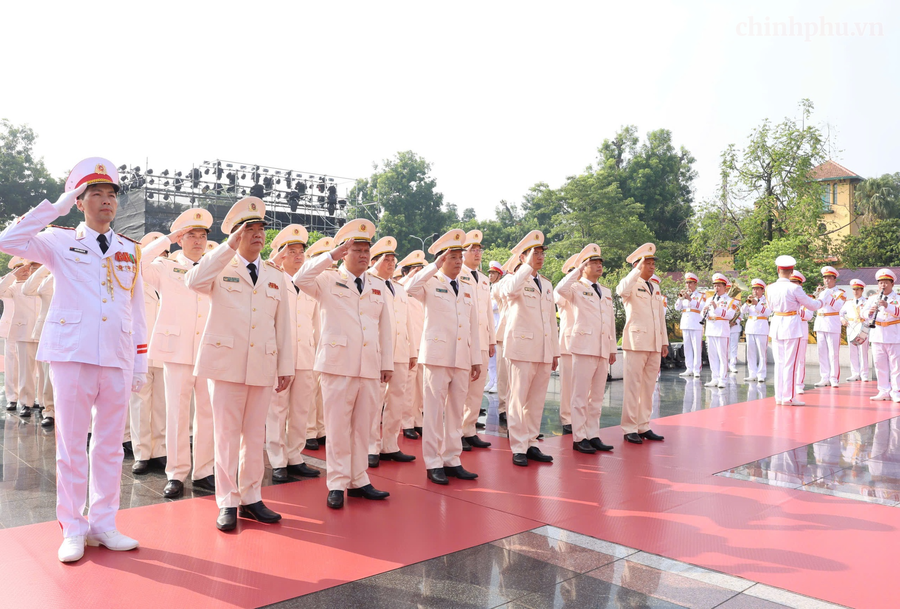 Đoàn đại biểu Đảng ủy Công an Trung ương - Bộ Công an đặt vòng hoa tại Đài tưởng niệm các Anh hùng liệt sĩ. (Ảnh: VGP/Nhật Bắc