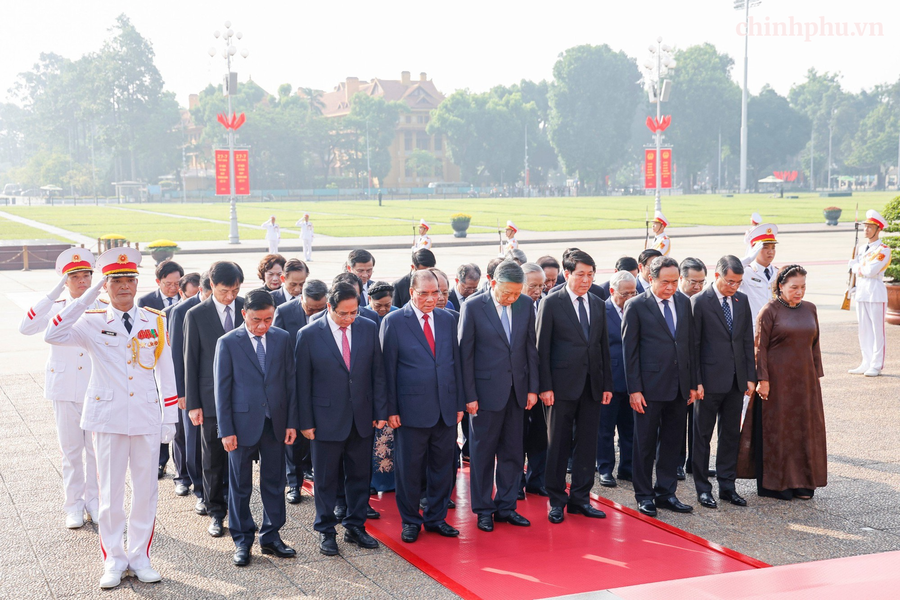 Đoàn đại biểu Ban Chấp hành Trung ương Đảng, Chủ tịch nước, Quốc hội, Chính phủ thành kính tưởng niệm Chủ tịch Hồ Chí Minh. (Ảnh: VGP/Nhật Bắc)