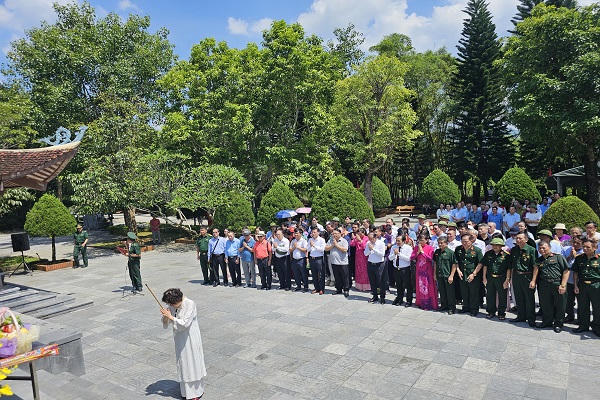 Gần 300 luật sư dâng hương tưởng niệm các Anh hùng liệt sĩ tại Khu di tích lịch sử quốc gia Pò Hèn. Gần 300 luật sư dâng hương tưởng niệm các Anh hùng liệt sĩ tại Khu di tích lịch sử quốc gia Pò Hèn.