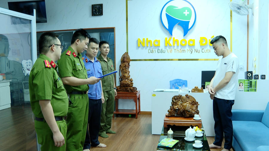 Cơ quan Cảnh sát điều tra tiến hành Lệnh khám xét Phòng khám do Hoàng Trọng Nguyên làm chủ. Ảnh: CA Lạng Sơn.