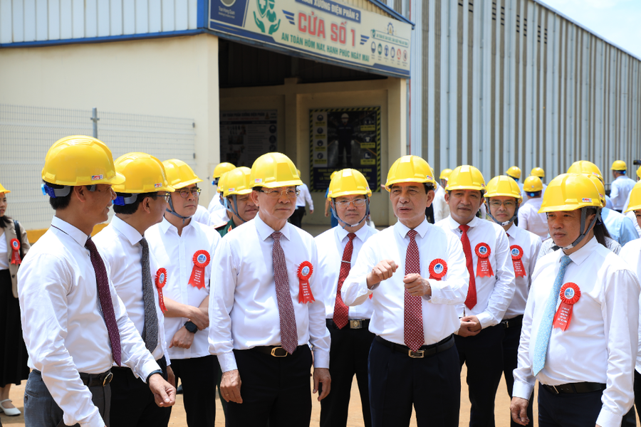 Đại biểu tham quan xưởng và khu vực sản xuất tại Nhà máy điện phân Nhôm Đắk Nông, Khu công nghiệp Nhân Cơ, tỉnh Lâm Đồng. (Ảnh: Cổng TTĐT tỉnh Lâm Đồng)