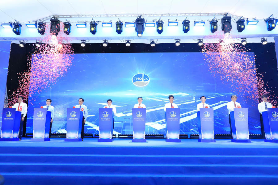 Đại biểu thực hiện nghi thức công bố Sản phẩm nhôm thỏi đầu tiên của Việt Nam tại Nhà máy điện phân Nhôm Đắk Nông, Khu công nghiệp Nhân Cơ, tỉnh Lâm Đồng. (Ảnh: Cổng TTĐT tỉnh Lâm Đồng)