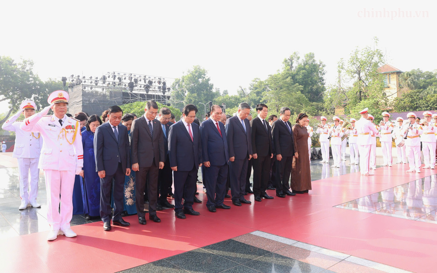 Các đồng chí lãnh đạo, nguyên lãnh đạo Đảng, Nhà nước đặt vòng hoa tại Đài tưởng niệm các Anh hùng liệt sĩ trên đường Bắc Sơn (Ba Đình, Hà Nội). (Ảnh: VGP/Nhật Bắc)