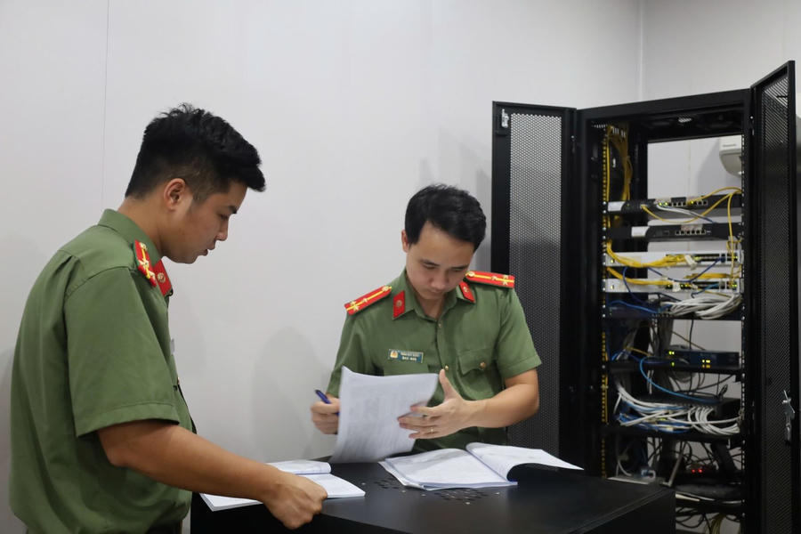 Phòng An ninh mạng và phòng, chống tội phạm sử dụng công nghệ cao,
Công an tỉnh Hưng Yên kiểm tra, đánh giá hạ tầng mạng. (Ảnh: Công an tỉnh Hưng Yên)