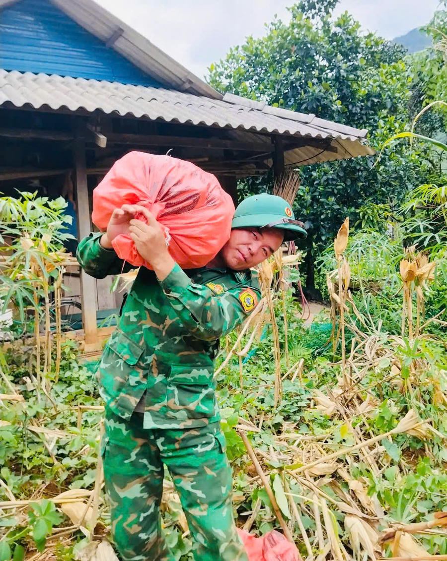 Những hoạt động thiết thực nhân dịp kỷ niệm Ngày Thương binh - Liệt sĩ thể hiện tinh thần trách nhiệm và sự tri ân sâu sắc của cán bộ, chiến sĩ Bộ đội Biên phòng đối với thế hệ cha anh đã cống hiến, hy sinh vì độc lập, tự do của Tổ quốc. (Ảnh: Hoàng Chính).
