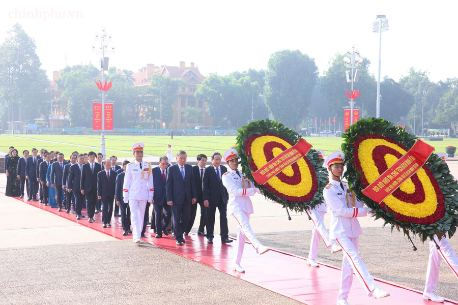 Đoàn đại biểu Ban Chấp hành Trung ương Đảng, Chủ tịch nước, Quốc hội, Chính phủ đến đặt vòng hoa và vào Lăng viếng Chủ tịch Hồ Chí Minh. (Ảnh: VGP/Nhật Bắc)