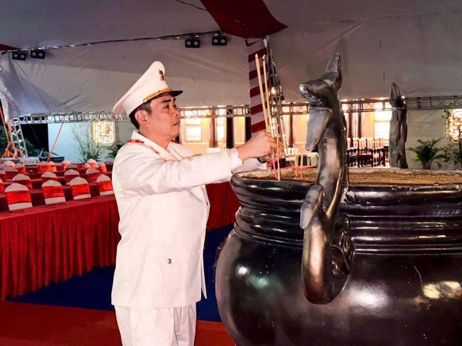 Đại tá Trần Trọng Thủy - Phó Giám đốc Công an TP Đồng Nai thành kính dâng hương các Anh hùng liệt sĩ.