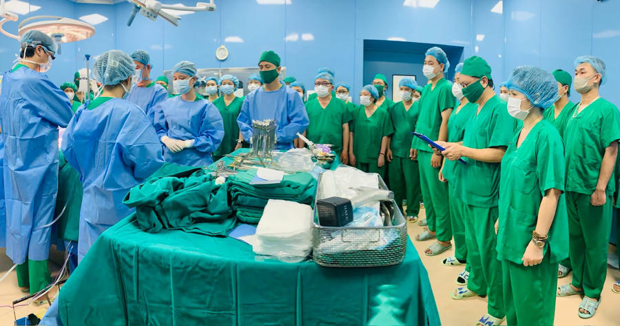 Các y, bác sĩ và chuyên gia phối hợp thực hiện quy trình lấy đa tạng tại Bệnh viện Bãi Cháy.
