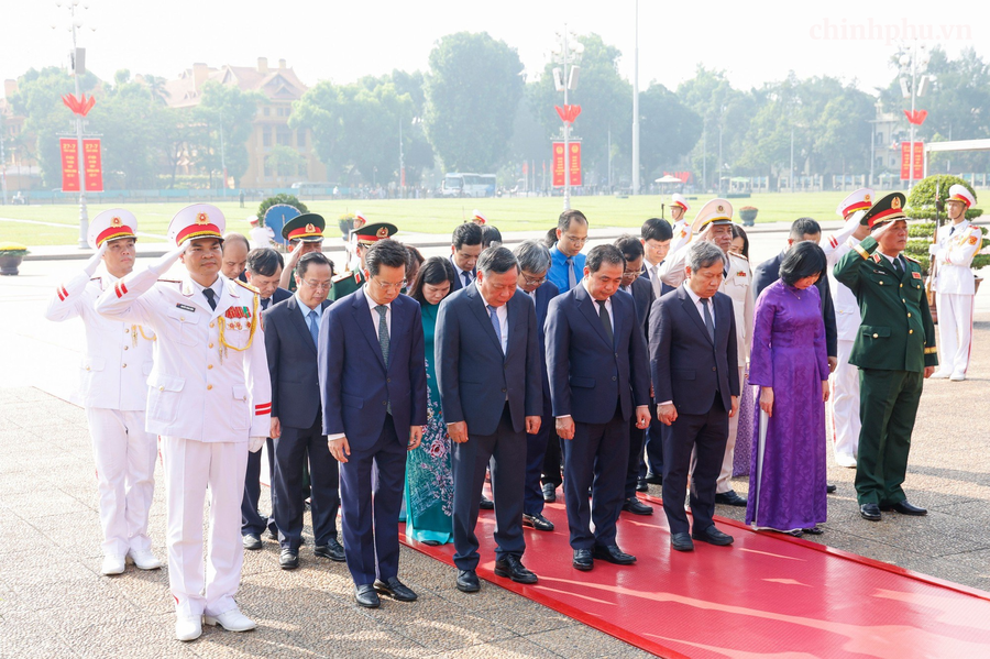 Đoàn đại biểu Thành ủy, HĐND, UBND, Ủy ban MTTQ Việt Nam thành phố Hà Nội đến đặt vòng hoa và vào Lăng viếng Chủ tịch Hồ Chí Minh. (Ảnh: VGP/Nhật Bắc).