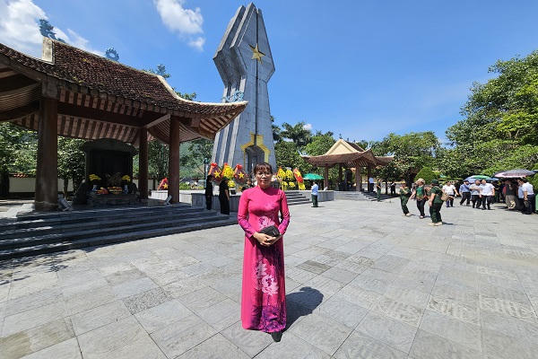 Luật sư Nguyễn Thị Thanh Nghĩa, Chủ nhiệm Đoàn Luật sư tỉnh Thái Nguyên chia sẻ tại Lễ dâng hương tưởng niệm các anh hùng liệt sĩ, Khu di tích lịch sử quốc gia Pò Hèn.