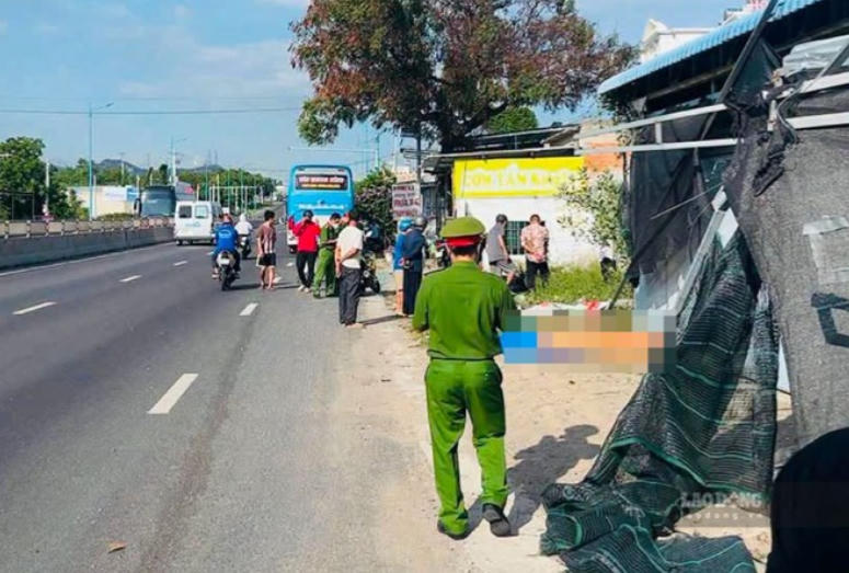 Hiện trường vụ tai nạn giữa xe khách và xe máy trên Quốc lộ 1 khiến 1 người tử vong. Ảnh: Nguyễn Trường