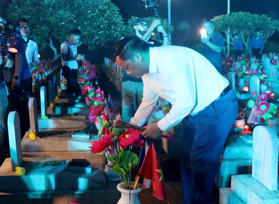 Bí thư Tỉnh ủy Nghệ An Nguyễn Khắc Thận cùng các đại biểu dâng hương, thắp nến tri ân các anh hùng liệt sỹ.