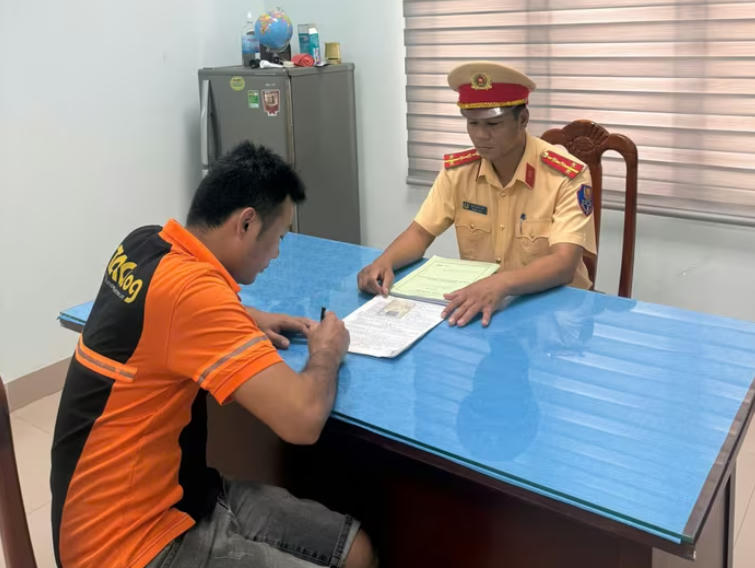 Phòng CSGT Công an tỉnh Gia Lai lập biên bản lái xe vi phạm.