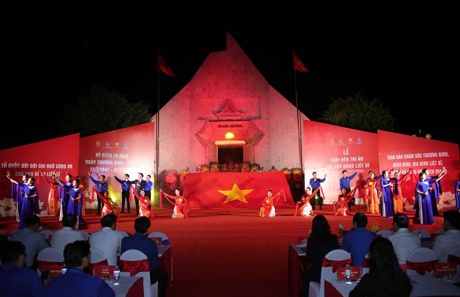 Chương trình văn nghệ giàu cảm xúc tại buổi lễ.