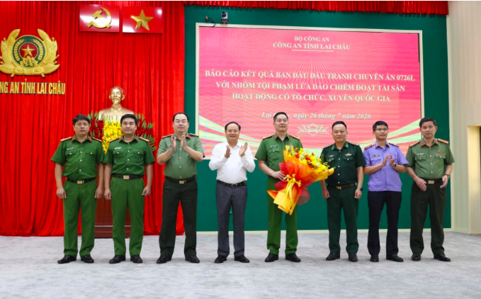 Bí thư Tỉnh ủy Lai Châu Lê Minh Ngân tặng hoa chúc mừng các lực lượng phá thành công chuyên án.