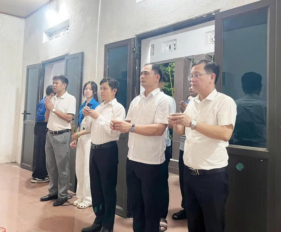 Lãnh đạo xã Phúc Hoà dâng hương tại Nghĩa trang liệt sĩ Hợp Đức. (Ảnh: ĐVCC)