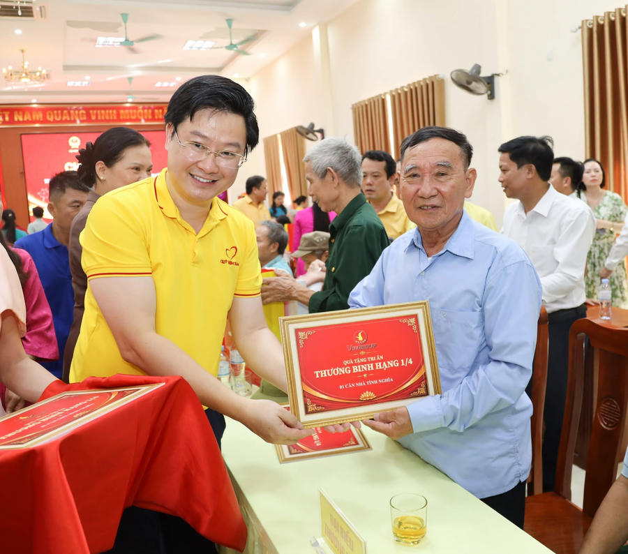 Ông Lý Minh Tuấn - Giám đốc Quỹ Thiện Tâm (Tập đoàn Vingroup) trao tặng tượng trưng nhà ở và quà cho các thương binh nặng.