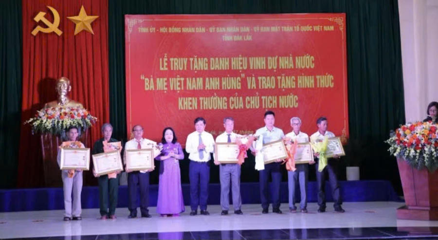 Thừa ủy quyền của Chủ tịch nước, lãnh đạo tỉnh Đắk Lắk trao Huân chương Lao động hạng Ba cho các cá nhân. Ảnh: C.L