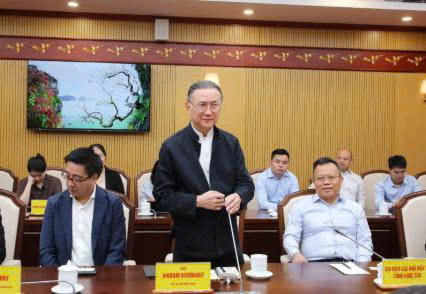 Ông Vikrom Kromadit, Chủ tịch Tập đoàn Amata, phát biểu tại buổi tiếp.