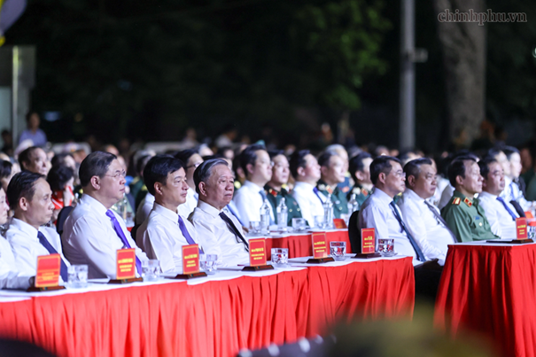 Các đồng chí Ủy viên Bộ Chính trị: Tổng Bí thư, Chủ tịch nước Tô Lâm; Thủ tướng Chính phủ Lê Minh Hưng; Bí thư Trung ương Đảng, Trưởng ban Tổ chức Trung ương Nguyễn Duy Ngọc; Bí thư Trung ương Đảng, Chủ nhiệm Ủy ban Kiểm tra Trung ương Trần Sỹ Thanh; Phó Thủ tướng Thường trực Chính phủ Phạm Gia Túc; Bộ trưởng Bộ Công an, Đại tướng Lương Tam Quang; Bộ trưởng Bộ Ngoại giao Lê Hoài Trung; Bí thư Thành ủy Hà Nội Trần Đức Thắng dự chương trình tại điểm cầu Tượng đài Bắc Sơn (Hà Nội) - Ảnh: VGP/Nhật Bắc