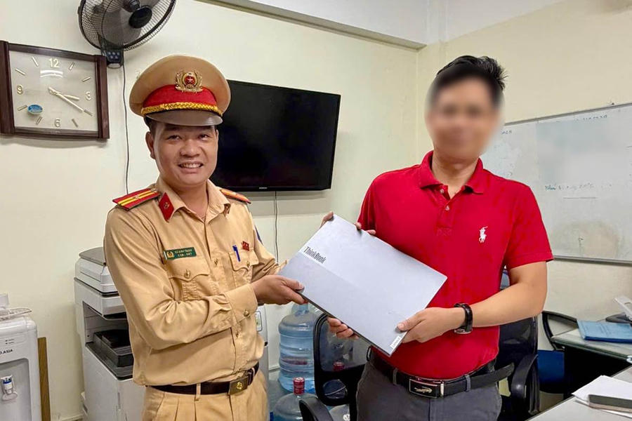 CSGT bàn giao tài sản thất lạc cho chủ sở hữu.