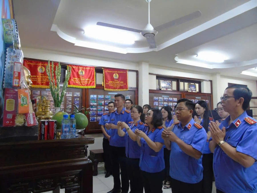 Đoàn công tác dâng hương tại Khu Di tích lịch sử Chiến khu Đ - cái nôi của cách mạng miền Đông Nam Bộ trong những năm kháng chiến chống Mỹ cứu nước.