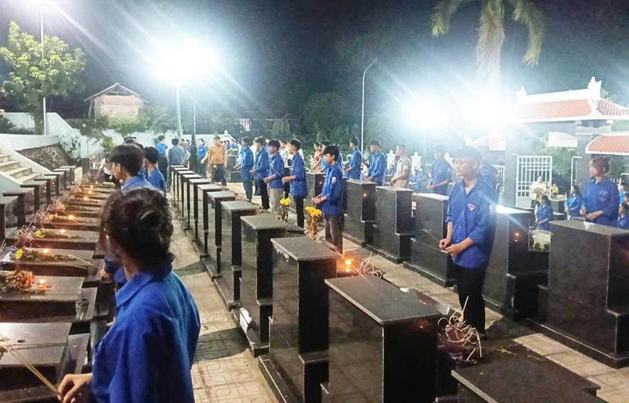 Các đoàn viên thanh niên dâng hương, thắp nến tri ân, tưởng nhớ các Anh hùng liệt sĩ. (Ảnh: ĐVCC)