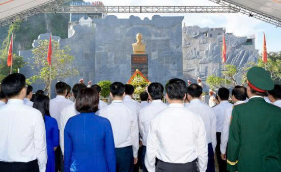 Đại biểu dâng hương tại Tượng đài đồng chí Vũ Văn Hiếu, Bí thư Đặc khu ủy đầu tiên Khu mỏ Quảng Ninh.