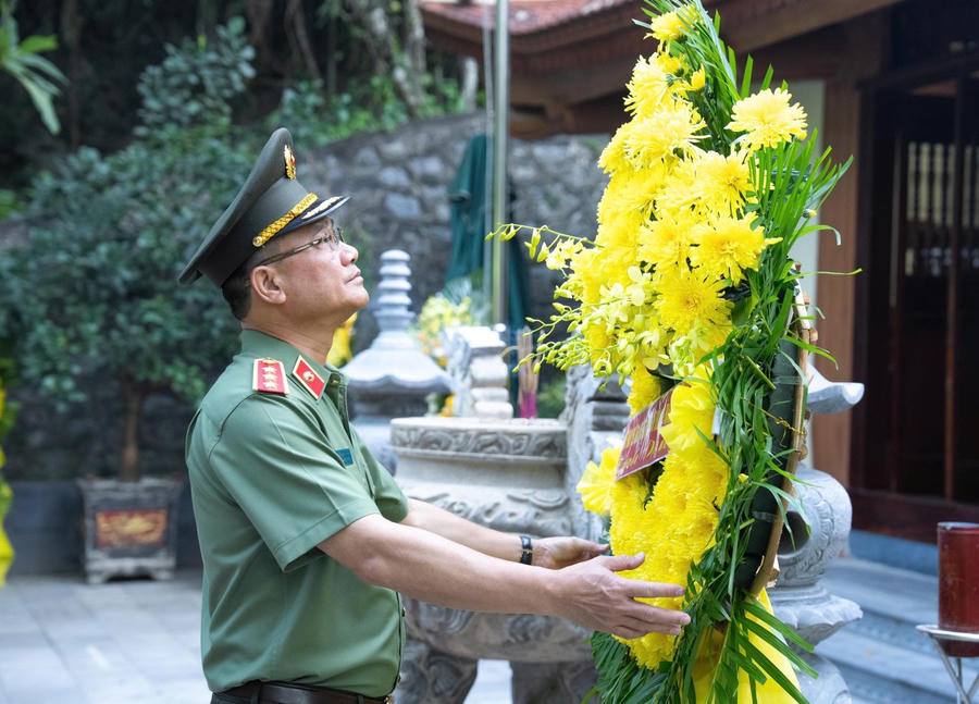 Thứ trưởng Phạm Thế Tùng cùng Đoàn công tác đã đến dâng hương, dâng hoa tưởng niệm các Anh hùng, Liệt sĩ.