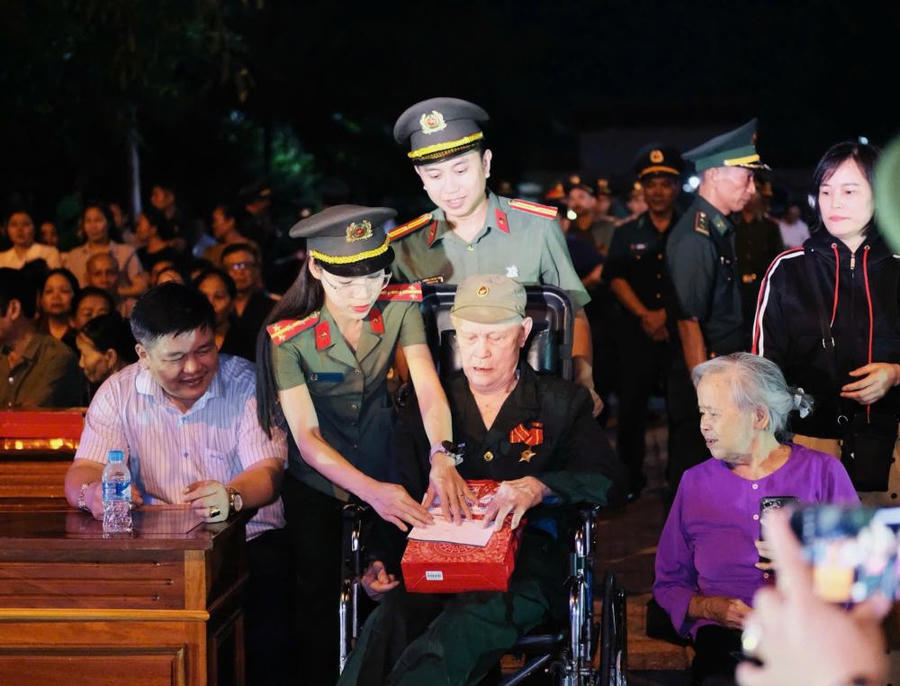 Tặng nhiều phần quà ý nghĩa.