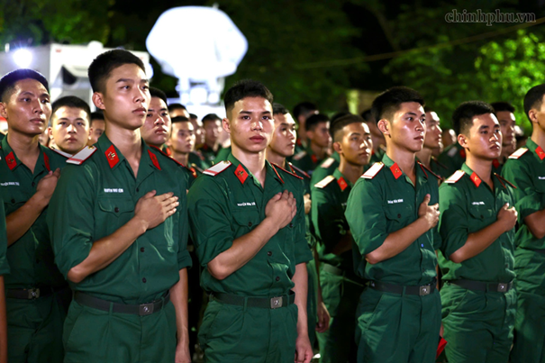 Các chiến sĩ trẻ thực hiện nghi thức tri ân các anh hùng, liệt sĩ - Ảnh: VGP/Nhật Bắc