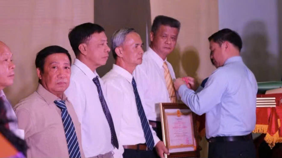 Chủ tịch Ủy ban nhân dân tỉnh Đắk Lắk Đỗ Hữu Huy trao Huân chương Lao động hạng Nhì cho các cá nhân. Ảnh: C.L