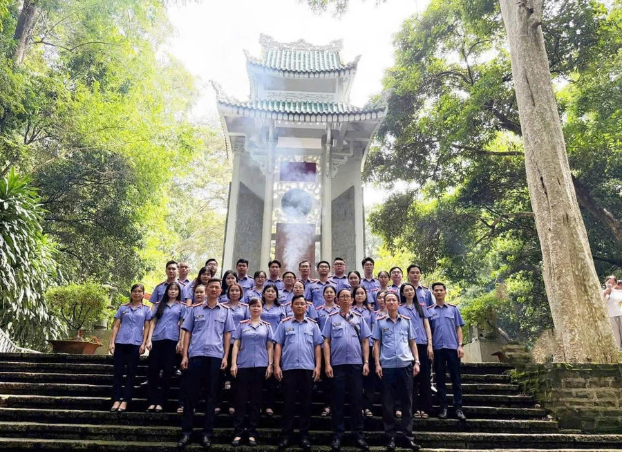 Đoàn chụp ảnh lưu niệm trong chuyến về nguồn tại Khu Di tích lịch sử Chiến khu Đ - Di tích Trung ương Cục miền Nam (khu vực Mã Đà, TP Đồng Nai).