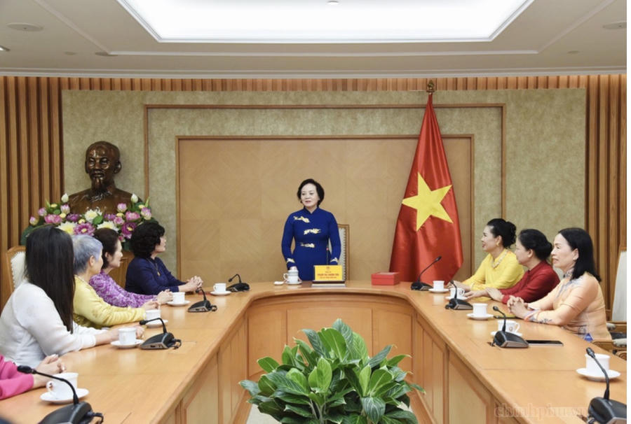 Phó Thủ tướng Phạm Thị Thanh Trà gặp mặt Hiệp hội Văn hóa Áo dài Việt Nam. Ảnh: VGP