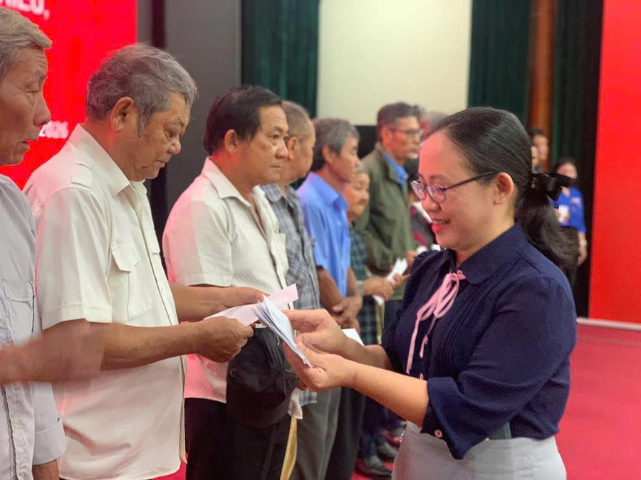 Phường Phước Tân trao tặng những phần quà tri ân, thể hiện sự quan tâm, trách nhiệm của địa phương đối với các gia đình có công với cách mạng.