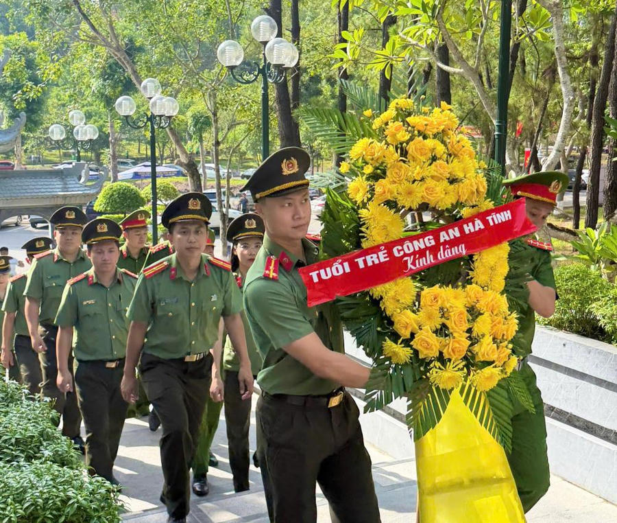Dâng hương, dâng hoa tưởng niệm tại khu di tích lịch sử Ngã ba Đồng Lộc.