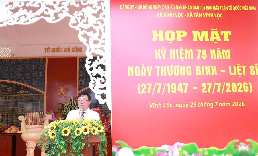 Ông Nguyễn Thanh Nhã, Thành ủy viên, Bí thư Đảng ủy, Chủ tịch HĐND xã Tân Vĩnh Lộc phát biểu tại buổi họp mặt.