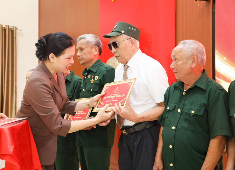 Bà Hà Thị Nga, Ủy viên Trung ương Đảng, Phó Chủ tịch - Tổng Thư ký Ủy ban Trung ương MTTQ Việt Nam trao tặng tượng trưng nhà ở và quà cho các Mẹ Việt Nam anh hùng và thương binh nặng hạng 1/4.