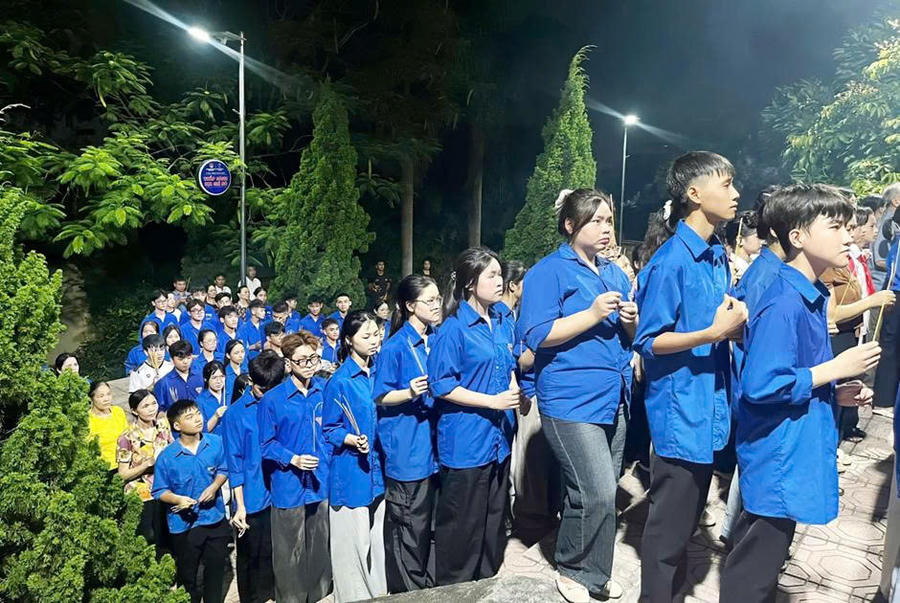 Các đoàn viên thanh niên dâng hương, thắp nến tri ân, tưởng nhớ các Anh hùng liệt sĩ. (Ảnh: ĐVCC)