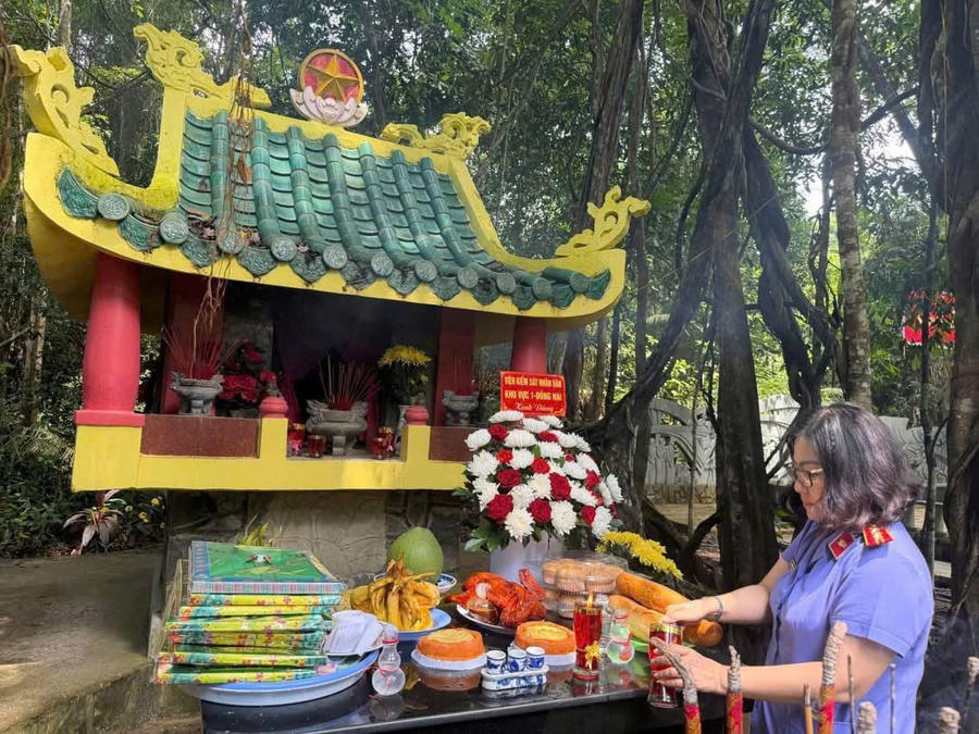 Thành kính bày bỏ lòng biết ơn, tri ân các Anh hùng Liệt sĩ.