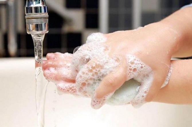 Ngành y tế khuyến cáo người dân thường xuyên rửa tay bằng xà phòng và nước sạch để phòng chống dịch bệnh. Ảnh: STYHN