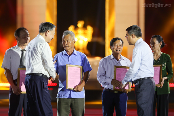 Tổng Bí thư, Chủ tịch nước Tô Lâm; Thủ tướng Chính phủ Lê Minh Hưng chia sẻ, động viên thân nhân các liệt sĩ - Ảnh: VGP/Nhật Bắc
