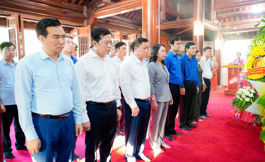Đoàn đại biểu dâng hương tưởng niệm Chủ tịch Hồ Chí Minh tại Nhà tưởng niệm trong khuôn viên Nghĩa trang Liệt sĩ Việt - Lào.