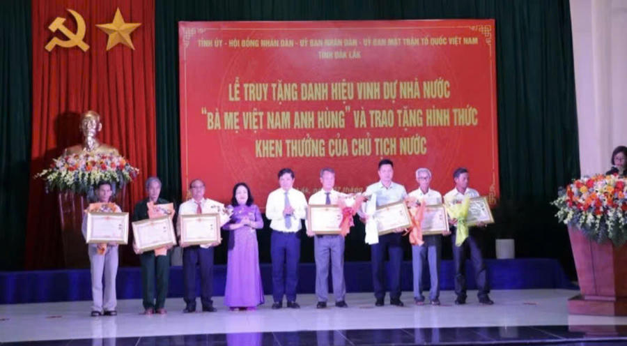 Thừa ủy quyền của Chủ tịch nước, ông Lương Nguyễn Minh Triết, Bí thư Tỉnh ủy Đắk Lắk và bà Cao Thị Hòa An, Phó Bí thư Thường trực Tỉnh ủy, Chủ tịch Hội đồng nhân dân tỉnh đã trao danh hiệu Bà mẹ Việt Nam Anh hùng cho thân nhân các Mẹ.