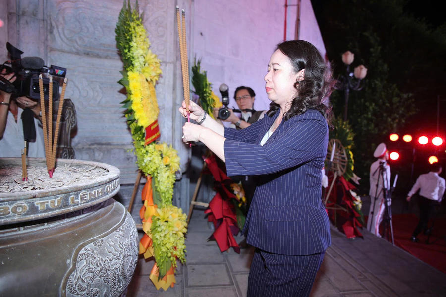 Bà Võ Thị Ánh Xuân - Bí thư Trung ương Đảng, Phó Chủ tịch nước Cộng hòa xã hội chủ nghĩa Việt Nam dâng hương tại Đài tưởng niệm các anh hùng liệt sĩ.