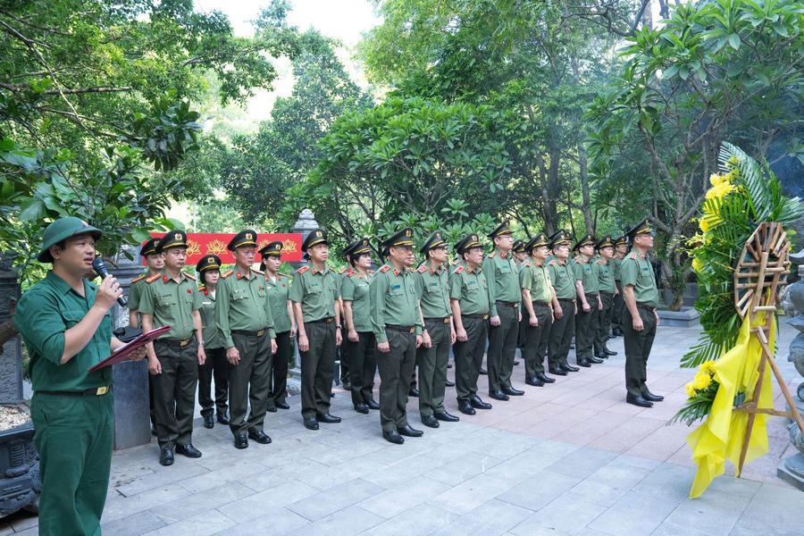 Thành kính dâng hoa, tưởng niệm tại các di tích lịch sử.