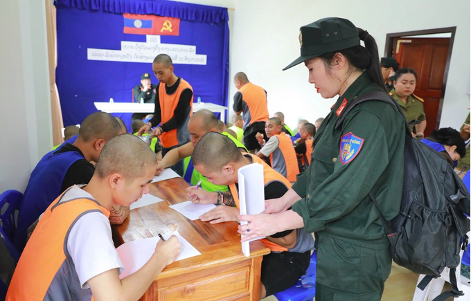Công an lấy lời khai ban đầu của các đối tượng (Ảnh: Công an Lai Châu)