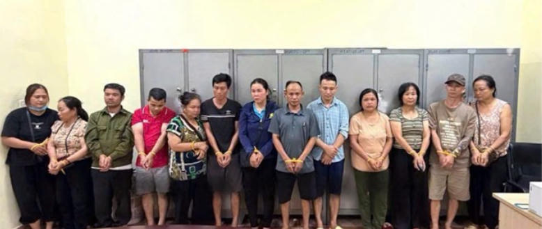 Nhóm người bị bắt quả tang khi đang sát phạt bằng hình thức xóc đĩa. Ảnh: Công an cung cấp