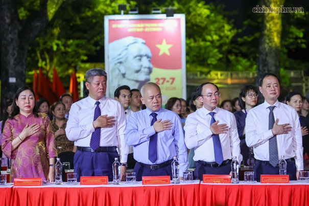 Lãnh đạo các bộ, ngành, địa phương thực hiện nghi thức tri ân các anh hùng, liệt sĩ - Ảnh: VGP/Nhật Bắc